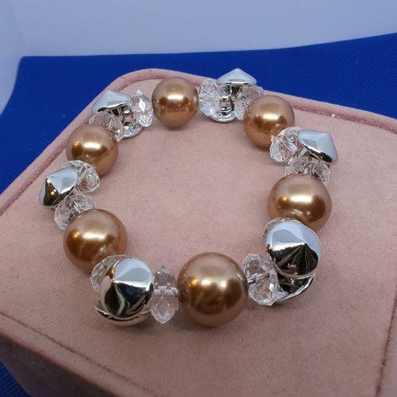 🌟Buttons & Faux Tan Pearls🌟 Stretch Bracelet No Metal New without Tags - Picture 5 of 8